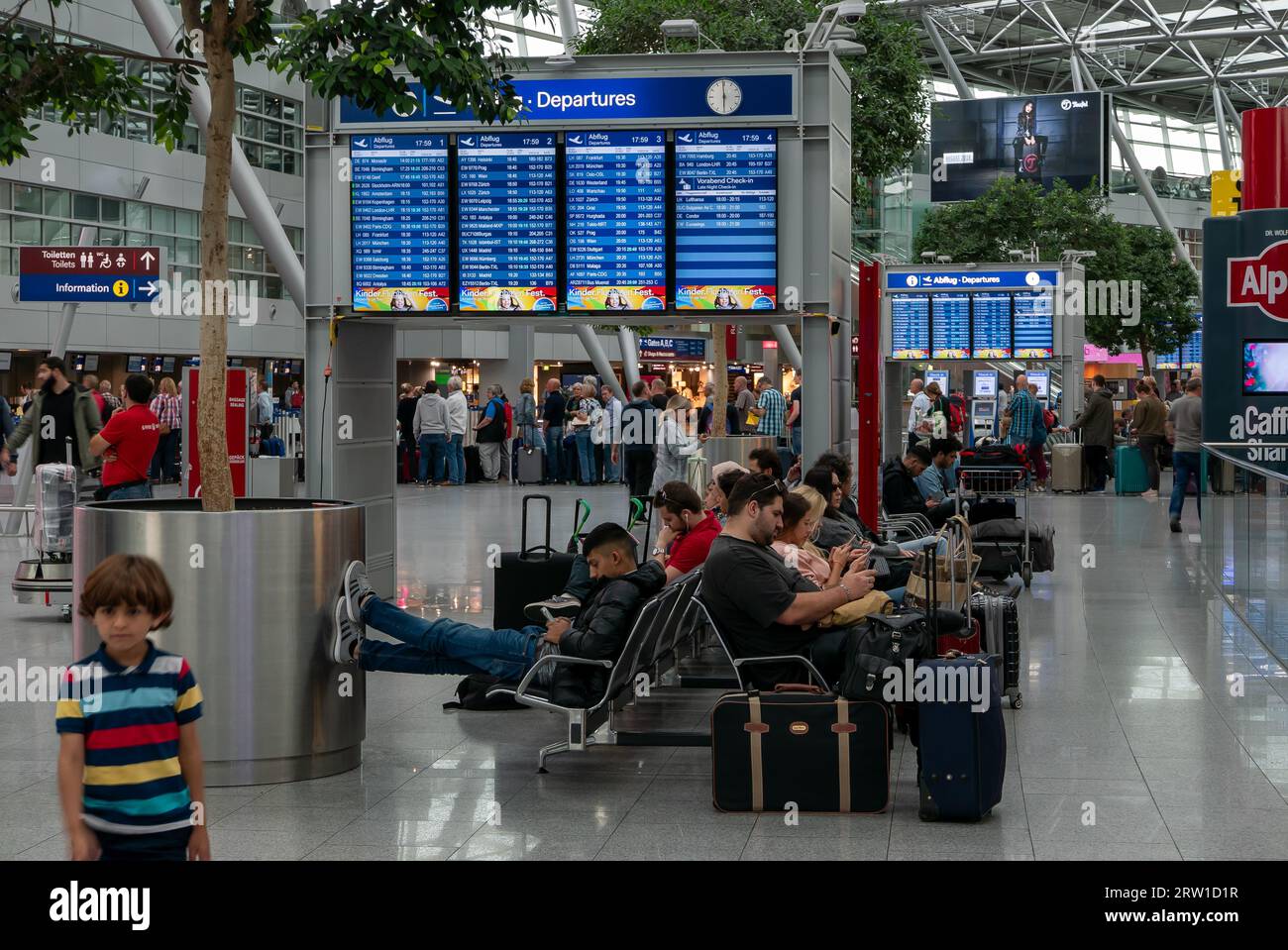 26.08.2018, Allemagne, Rhénanie du Nord-Westphalie, Duesseldorf - départs, passagers en attente, aéroport de Duesseldorf. 00A180826D766CAROEX.JPG [AUTORISATION DU MODÈLE Banque D'Images