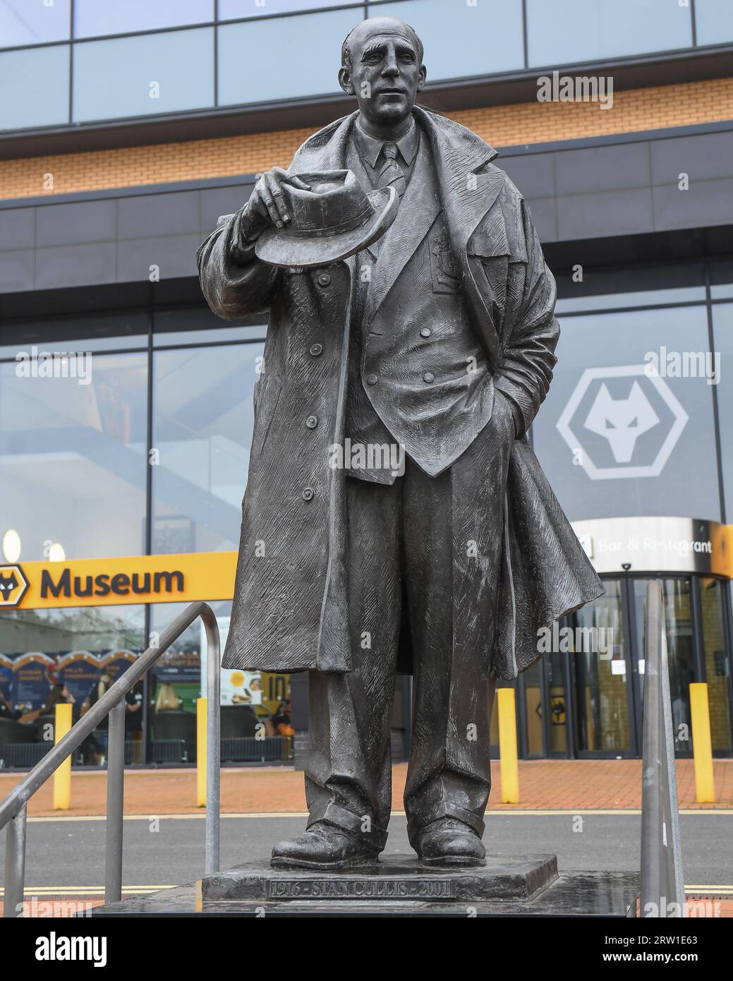 Wolverhampton, Royaume-Uni. 16 septembre 2023. Statue de Stan Cullis avant le match de Premier League Wolverhampton Wanderers vs Liverpool à Molineux, Wolverhampton, Royaume-Uni, le 16 septembre 2023 (photo de Mike Jones/News Images) à Wolverhampton, Royaume-Uni le 9/16/2023. (Photo de Mike Jones/News Images/Sipa USA) crédit : SIPA USA/Alamy Live News Banque D'Images