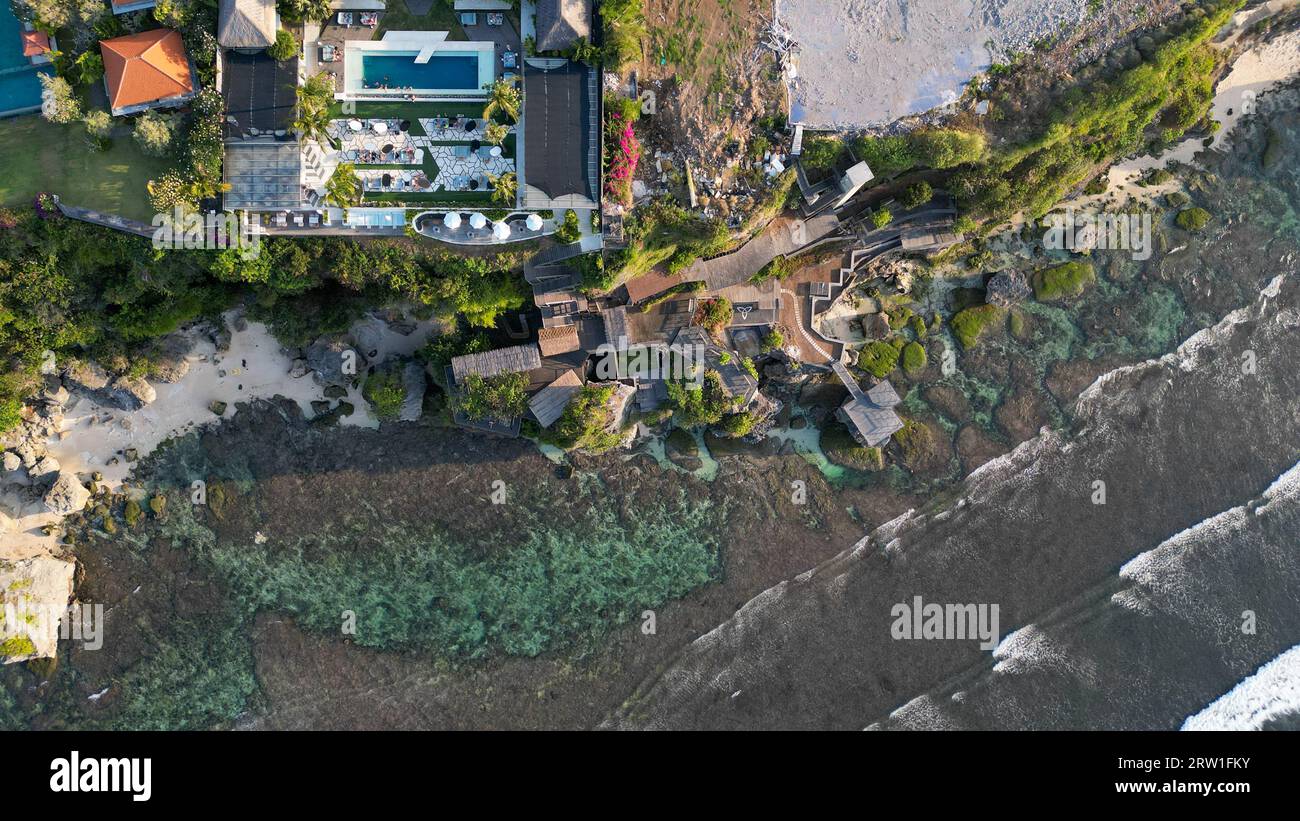 Vue aérienne de la falaise d'uluwatu, eau cristalline et ciel bleu Banque D'Images