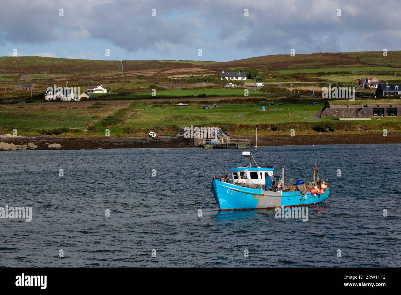 Bateau de pêche au large de la côte de Portmagee County Kerry, Irlande Banque D'Images