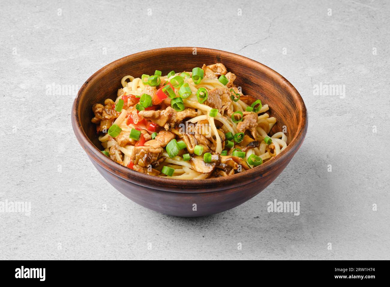 Nouilles Udon avec porc et champignons dans une sauce piment doux Banque D'Images