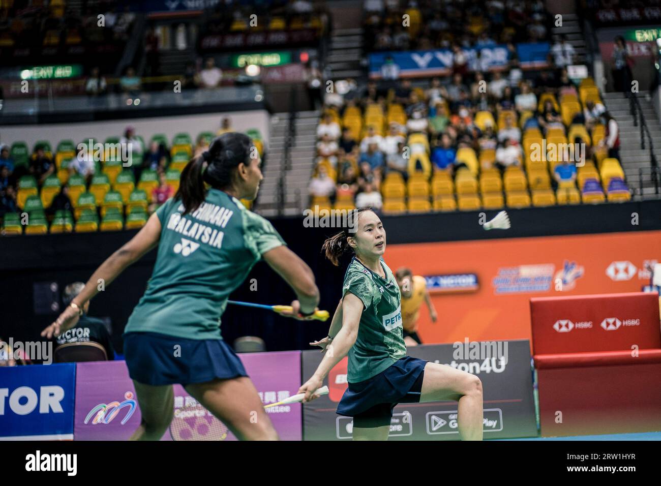 Hong Kong, Chine. 15 septembre 2023. Pearly Tan, Thinaah Muralitharan, de Malaisie, joue pendant le quart de finale des doubles de Womenís contre Jongkolphan Kititharakul, Rawinda Prajongjai, de Thaïlande, au quatrième jour des championnats de badminton VICTOR Hong Kong Open 2023 au Hong Kong Coliseum. Score final Malaisie 2:1 Thaïlande. (Photo Ben Lau/SOPA Images/Sipa USA) crédit : SIPA USA/Alamy Live News Banque D'Images
