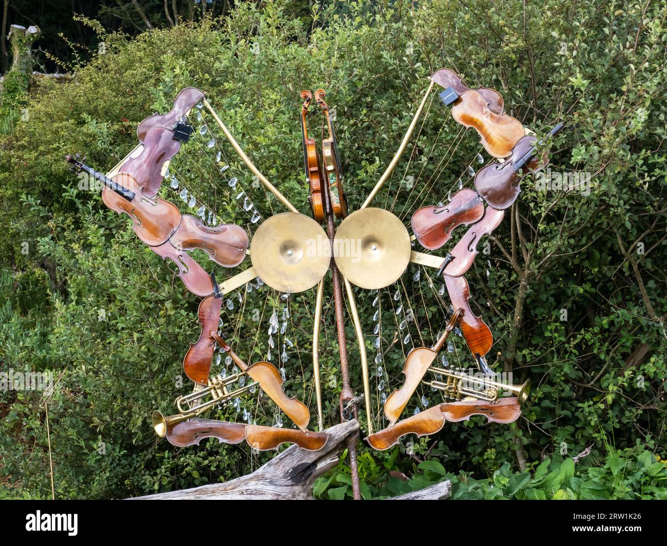 Une œuvre d'art musical avec des violons dans un jardin à Skipness on the Mull of Kintyre, Écosse, Royaume-Uni. Banque D'Images