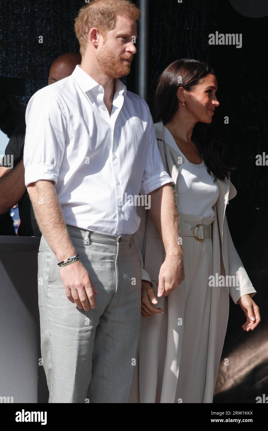 Düsseldorf, Allemagne. 16 septembre 2023. Meghan, la duchesse de Sussex et le prince Harry, le duc de Sussex assistent à la cérémonie de remise des médailles de natation sur scène dans le village Invictus et remettent des médailles à plusieurs des gagnants. Jour 6 des Jeux Invictus Düsseldorf dans et autour de la Merkur Spiel Arena. 21 nations participent aux jeux cette année. Crédit : Imageplotter/Alamy Live News Banque D'Images