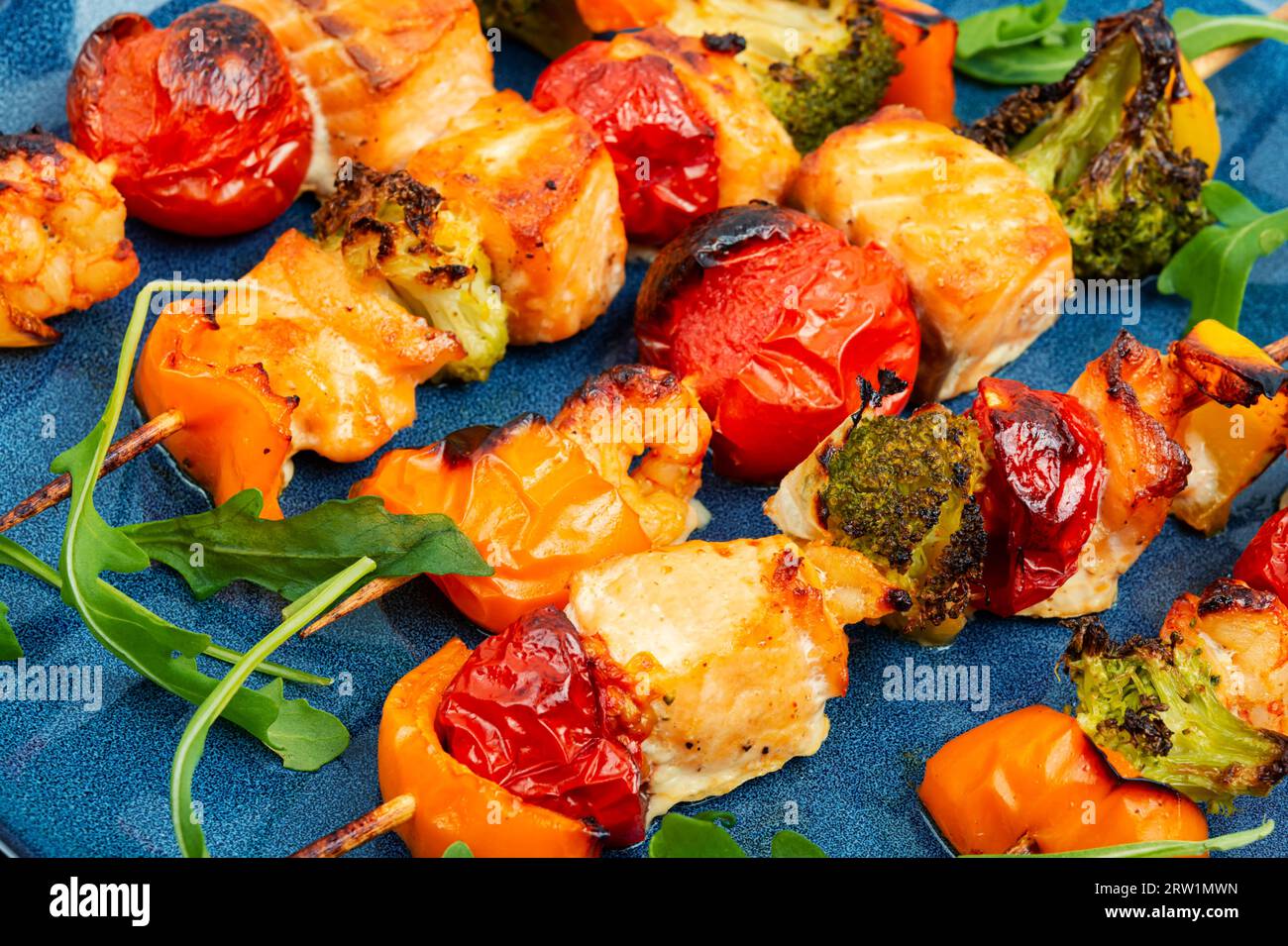 Brochettes de saumon de poisson et légumes sur brochettes en bois Banque D'Images