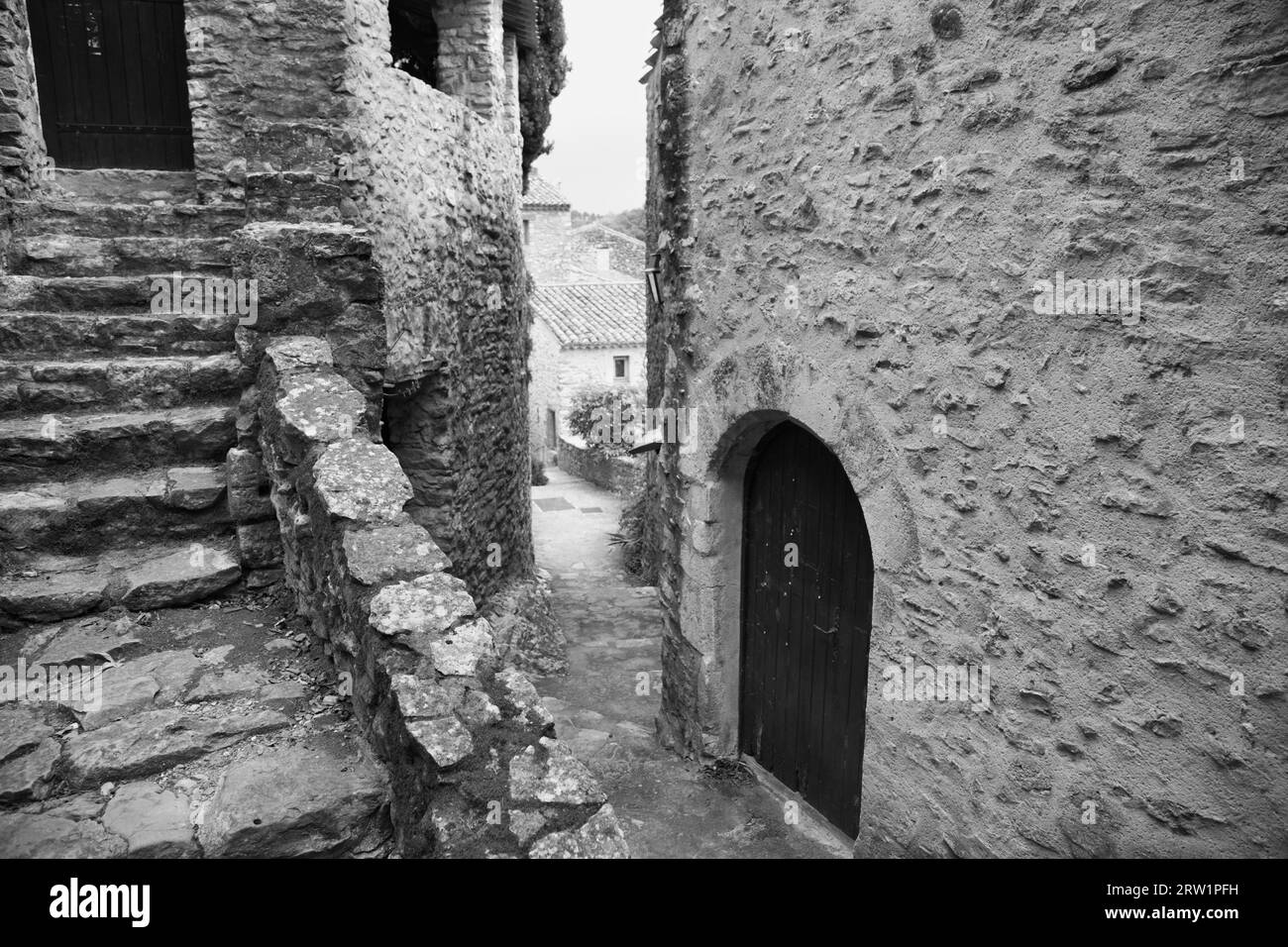 Un escalier en pierre dans la cité médiévale de saint-montan (france). Banque D'Images