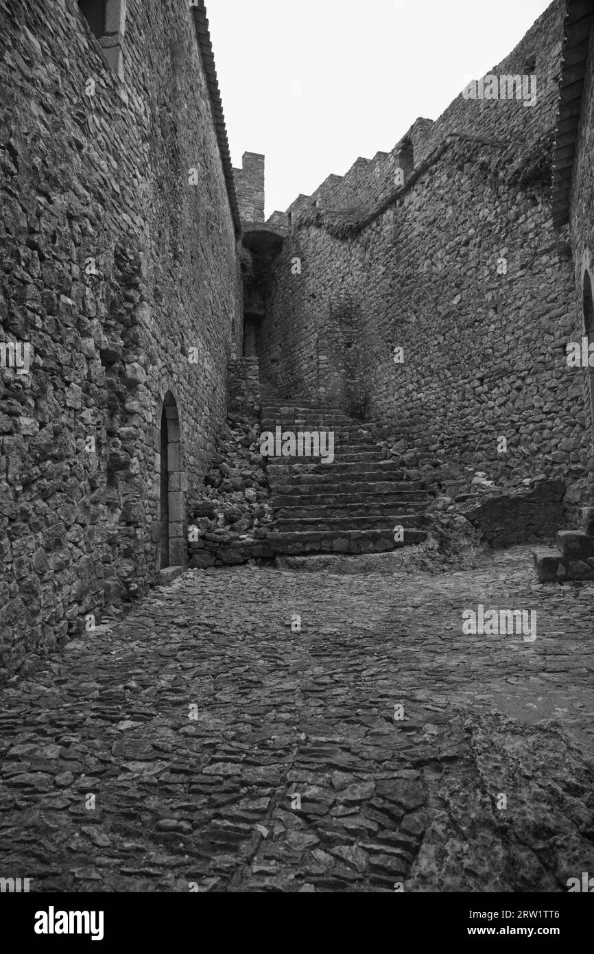 Un escalier en pierre dans la cité médiévale de saint-montan (france). Banque D'Images