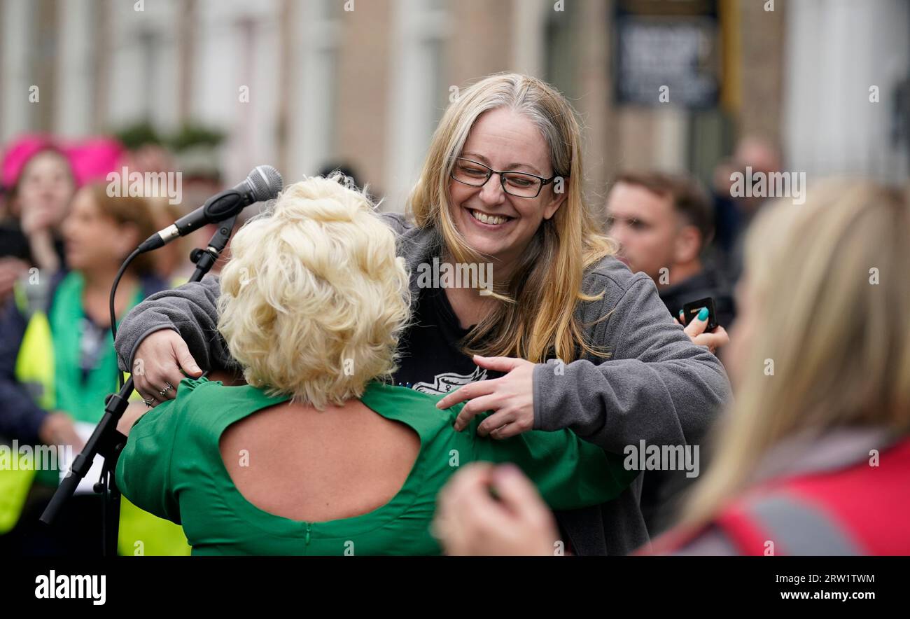 L'auteure Helen Joyce embrasse la militante des droits des femmes Posie Parker (de son vrai nom Kellie-Jay Keen) lors d'un rassemblement Let Women Speak à Merrion Square à Dublin. Date de la photo : Samedi 16 septembre 2023. Banque D'Images