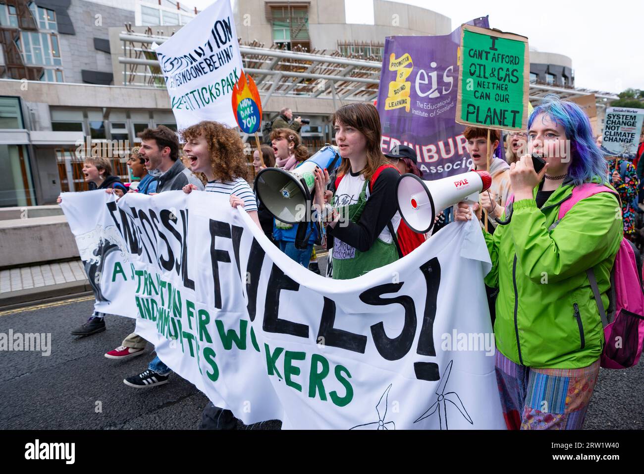 Édimbourg, Écosse, Royaume-Uni. 16 septembre 2023. Manifestants lors d'une manifestation contre le changement climatique mondial organisée par les amis de la Terre et la Coalition pour le climat d'Édimbourg aujourd'hui au Parlement écossais à Édimbourg. Une coalition de groupes écologistes a marché de The Mound à Holyrood pour protester contre l'utilisation des combustibles fossiles et contre les compagnies pétrolières et gazières. Iain Masterton/Alamy Live News Banque D'Images