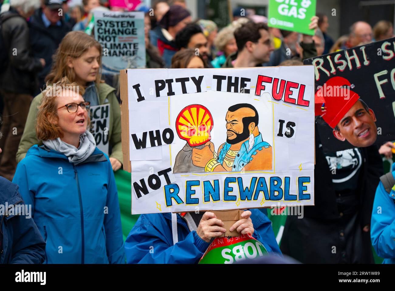 Édimbourg, Écosse, Royaume-Uni. 16 septembre 2023. Manifestants lors d'une manifestation contre le changement climatique mondial organisée par les amis de la Terre et la Coalition pour le climat d'Édimbourg aujourd'hui au Parlement écossais à Édimbourg. Une coalition de groupes écologistes a marché de The Mound à Holyrood pour protester contre l'utilisation des combustibles fossiles et contre les compagnies pétrolières et gazières. Iain Masterton/Alamy Live News Banque D'Images