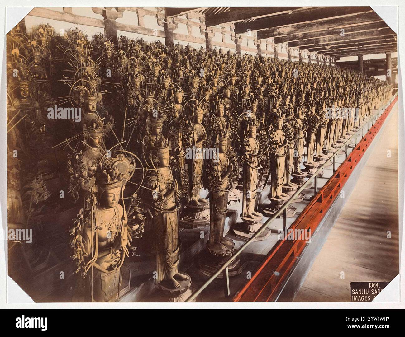 Sculptures dans le temple Sanjusangen à Kyoto, anonyme, 1890 - 1894 Banque D'Images