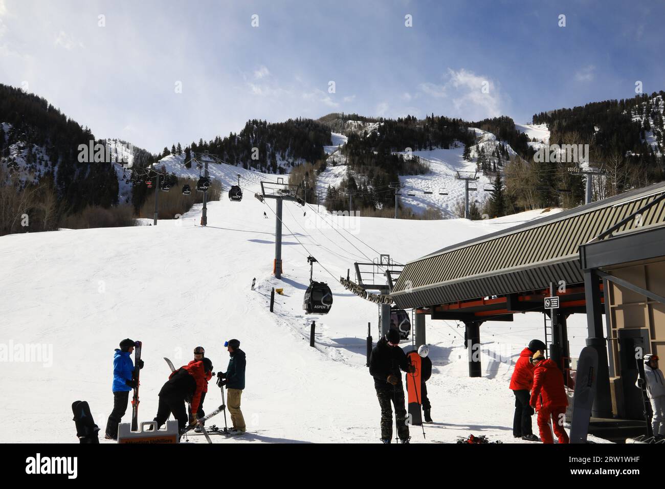 Style de vie luxueux à Aspen Mountain et gondole queen argentée dans le centre-ville d'Aspen Colorado. Ski alpin récréatif. aspen, Colorado, États-Unis - mai 18 Banque D'Images