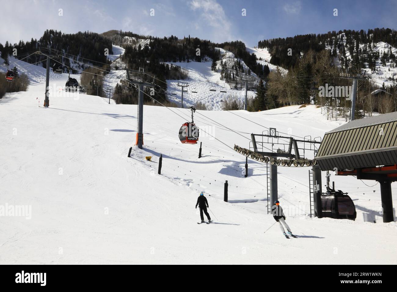 Style de vie luxueux à Aspen Mountain et gondole queen argentée dans le centre-ville d'Aspen Colorado. Ski alpin récréatif. aspen, Colorado, États-Unis - mai 18 Banque D'Images