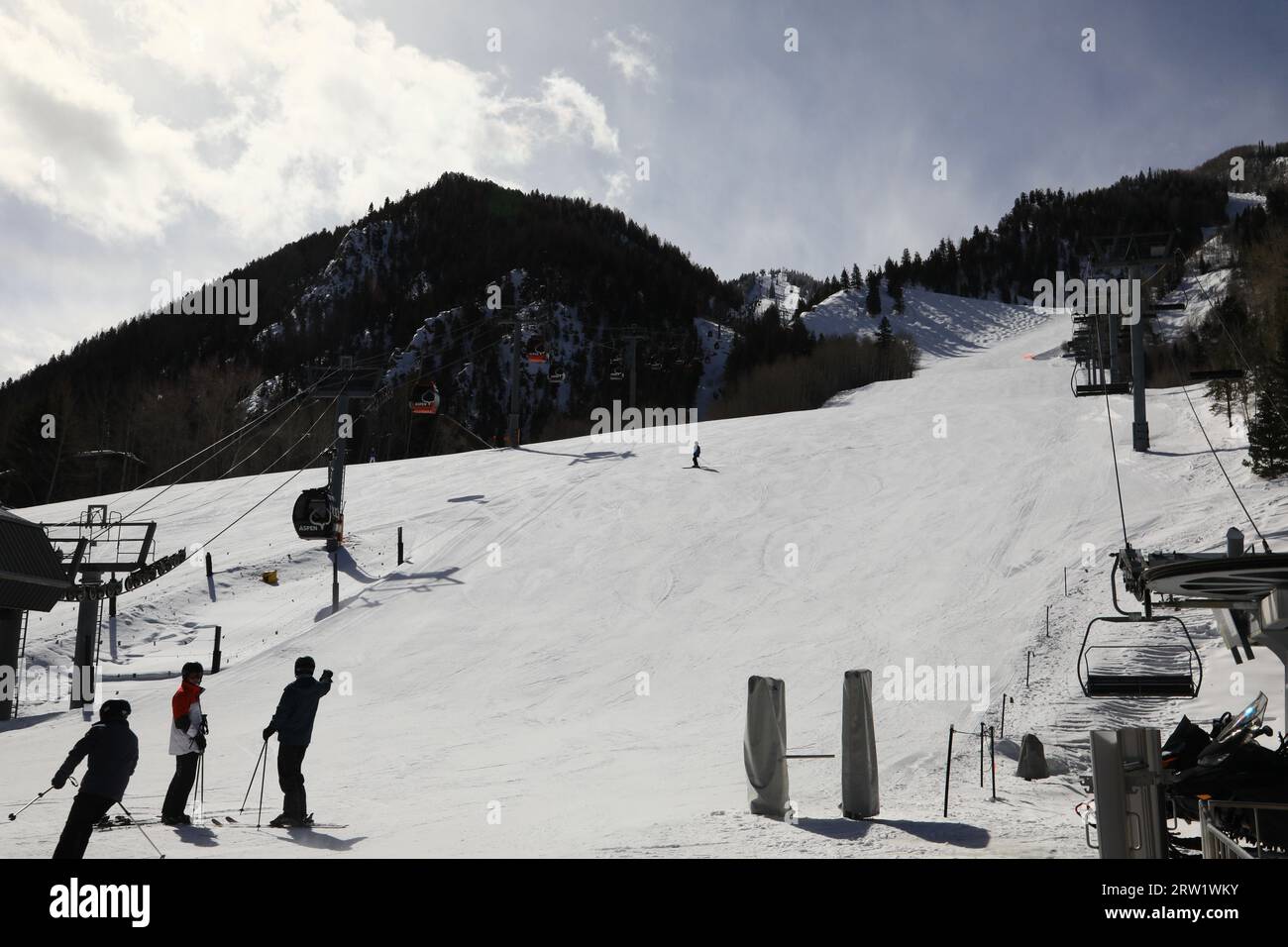 Style de vie luxueux à Aspen Mountain et gondole queen argentée dans le centre-ville d'Aspen Colorado. Ski alpin récréatif. aspen, Colorado, États-Unis - mai 18 Banque D'Images