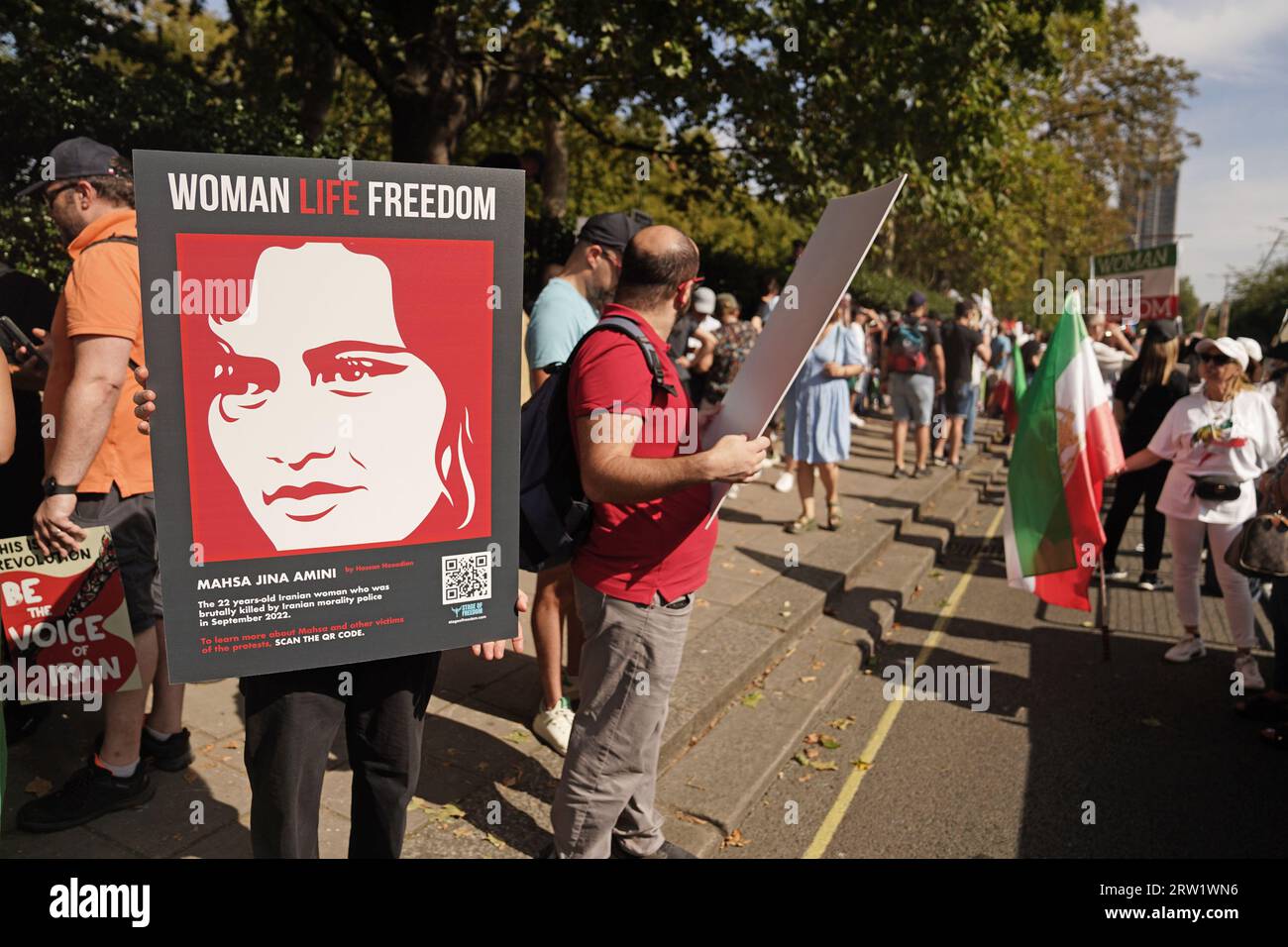 Les gens prennent part au centre de Londres, pour marquer le premier anniversaire de la mort de Mahsa Amini en Iran après avoir été en garde à vue par la police morale du régime. Date de la photo : Samedi 16 septembre 2023. Banque D'Images