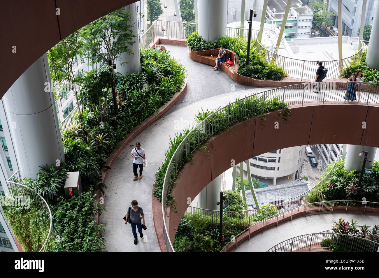 01.08.2023, République de Singapour, Singapour, Singapour - visiteurs sur l'un des quatre niveaux du jardin vertical Green Oasis dans le nouveau CapitaSpring sk Banque D'Images