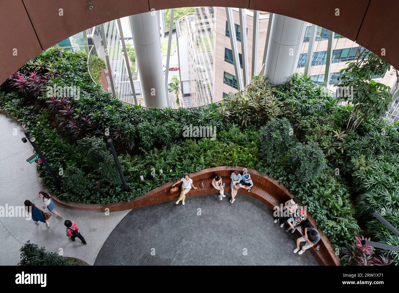01.08.2023, République de Singapour, , Singapour - visiteurs sur l'un des quatre niveaux du jardin vertical Green Oasis dans le nouveau gratte-ciel CapitaSpring Banque D'Images