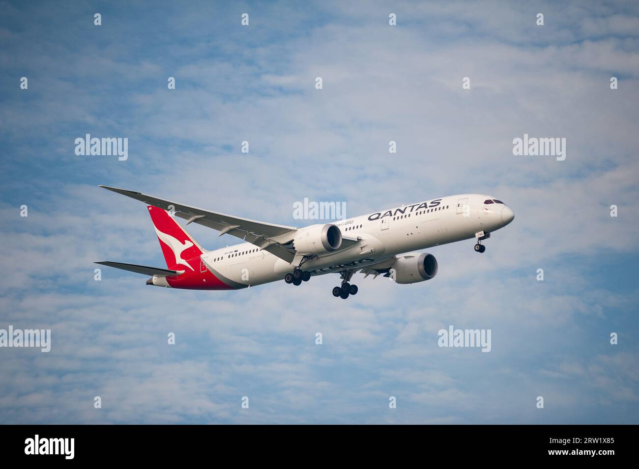 02.08.2023, République de Singapour, , Singapour - Un avion de passagers de la compagnie aérienne australienne Qantas Airways du type Boeing 787-9 Dreamliner Wit Banque D'Images