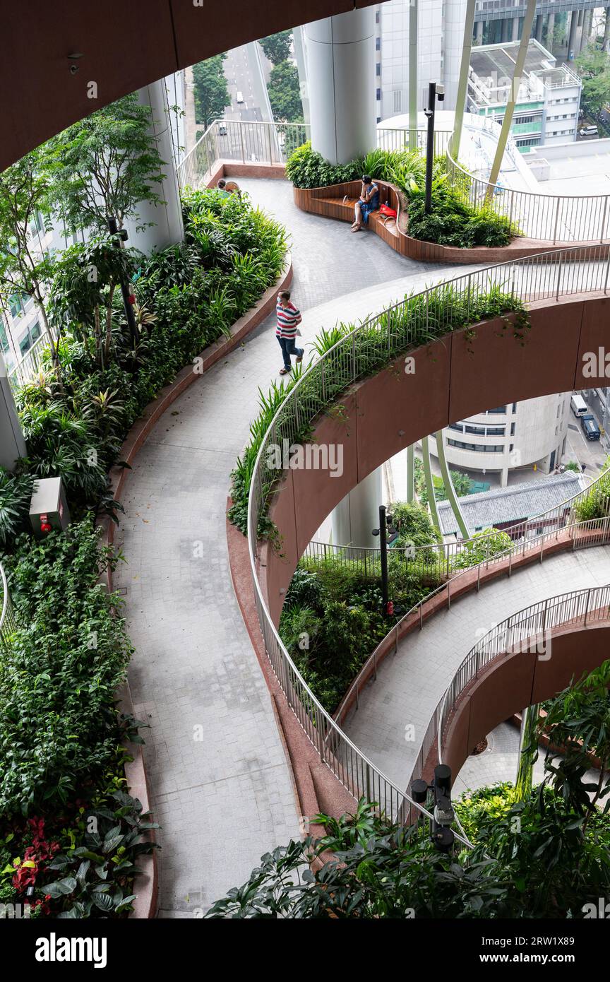 01.08.2023, République de Singapour, , Singapour - visiteurs sur l'un des quatre niveaux du jardin vertical Green Oasis dans le nouveau gratte-ciel CapitaSpring Banque D'Images