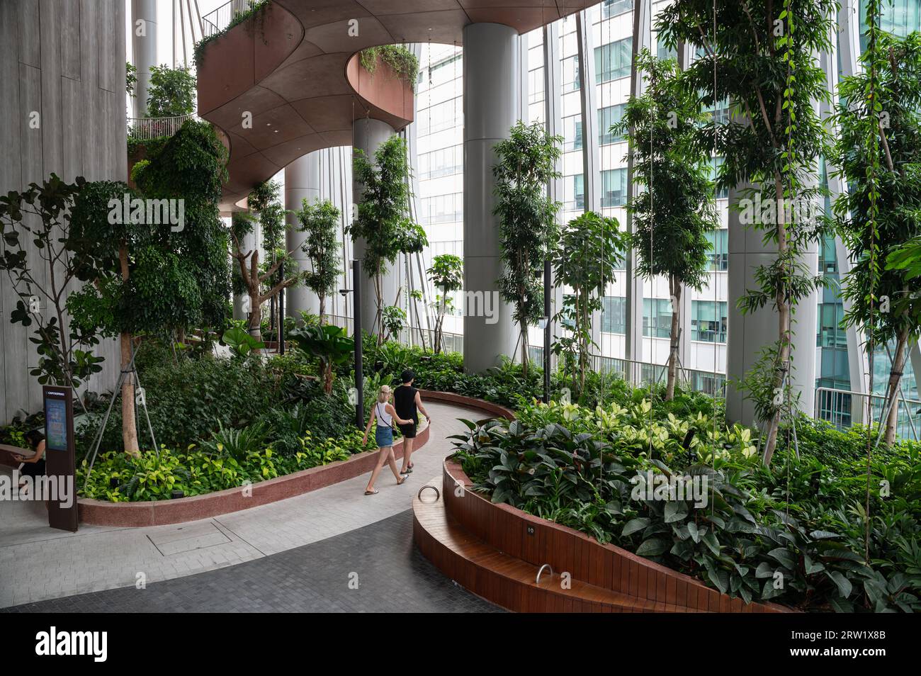 01.08.2023, République de Singapour, Singapour, Singapour - visiteurs sur l'un des quatre niveaux du jardin vertical Green Oasis dans le nouveau CapitaSpring sk Banque D'Images