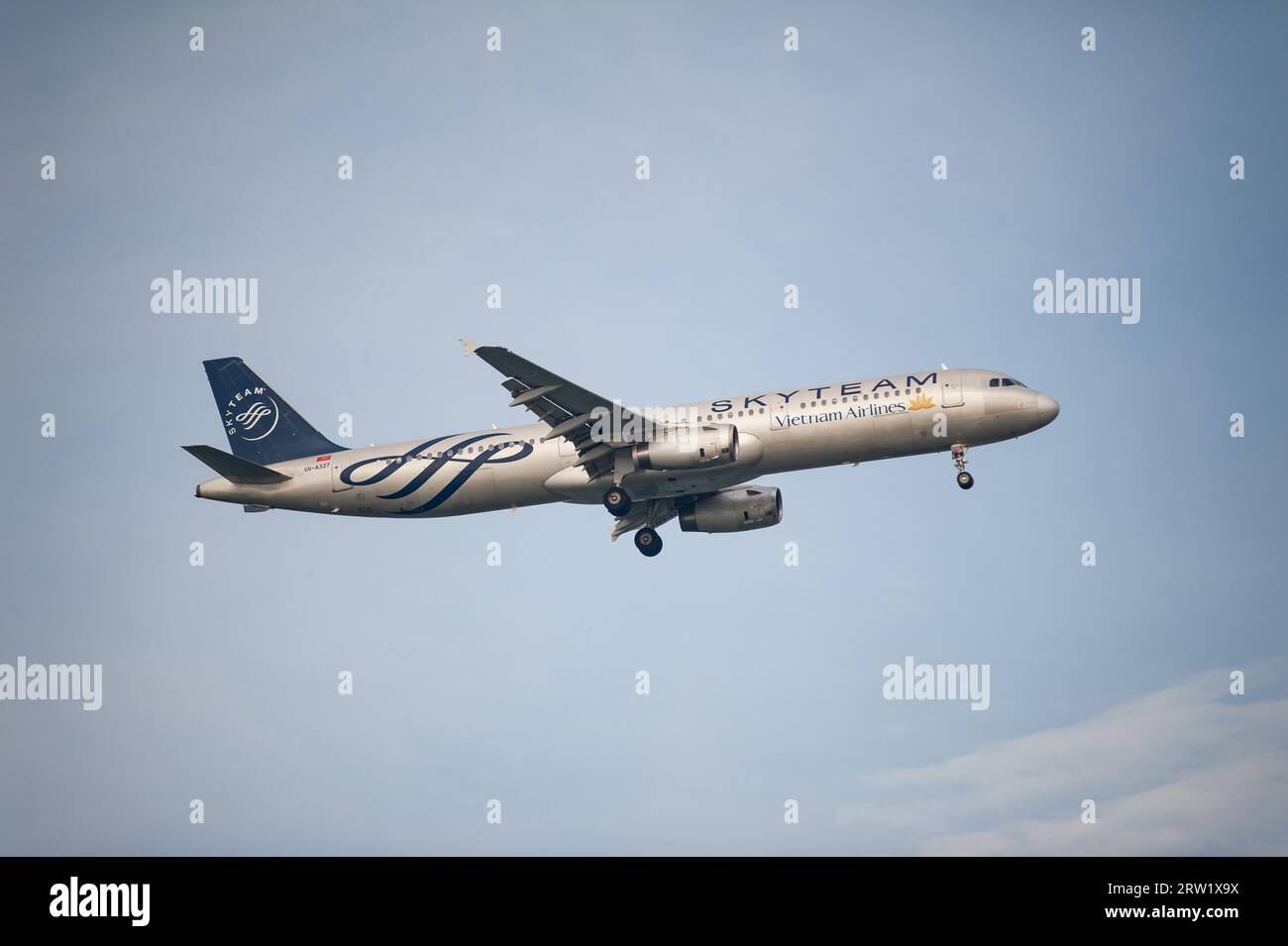 02.08.2023, République de Singapour, Singapour, Singapour - Un avion de passagers Vietnam Airlines dans la livrée spéciale SkyTeam de l'Airbus A321-200 avec Banque D'Images