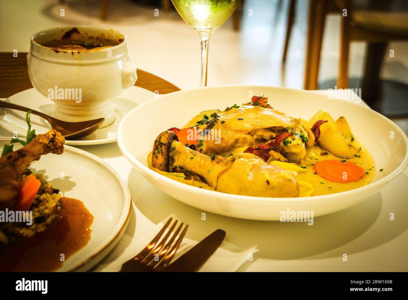 Poulet vin blanc cuisse de poulet fermier, estragon, champignon maitake, pâtes aux œufs Banque D'Images