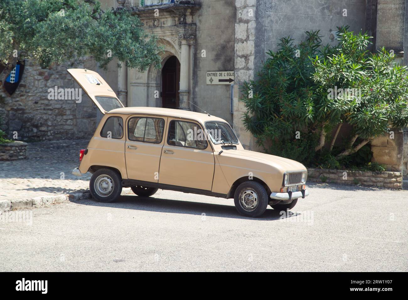 une vieille voiture française avec porte arrière ouverte Banque D'Images
