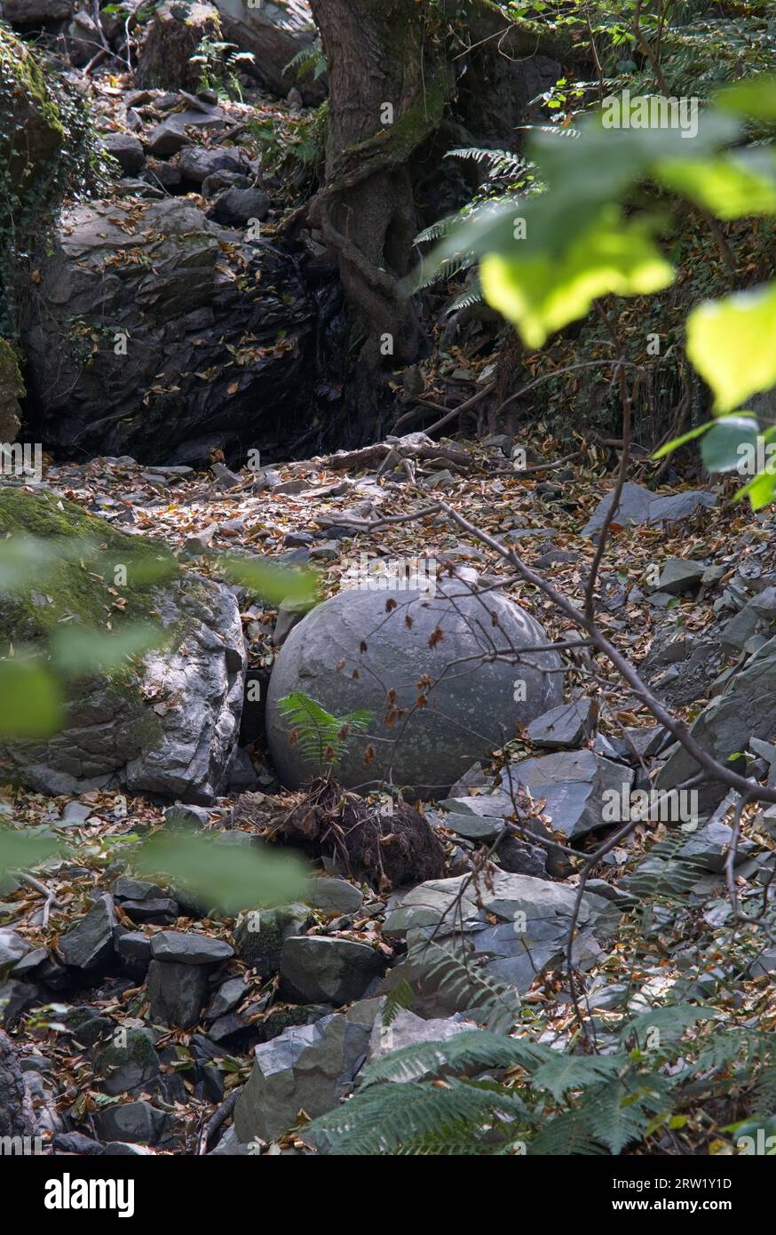 Les sphères de pierre en Bosnie-Herzégovine sont un phénomène naturel. La plus grande boule de pierre a été découverte à Zavidovici en 2016, dans la ville de Podubravlj Banque D'Images