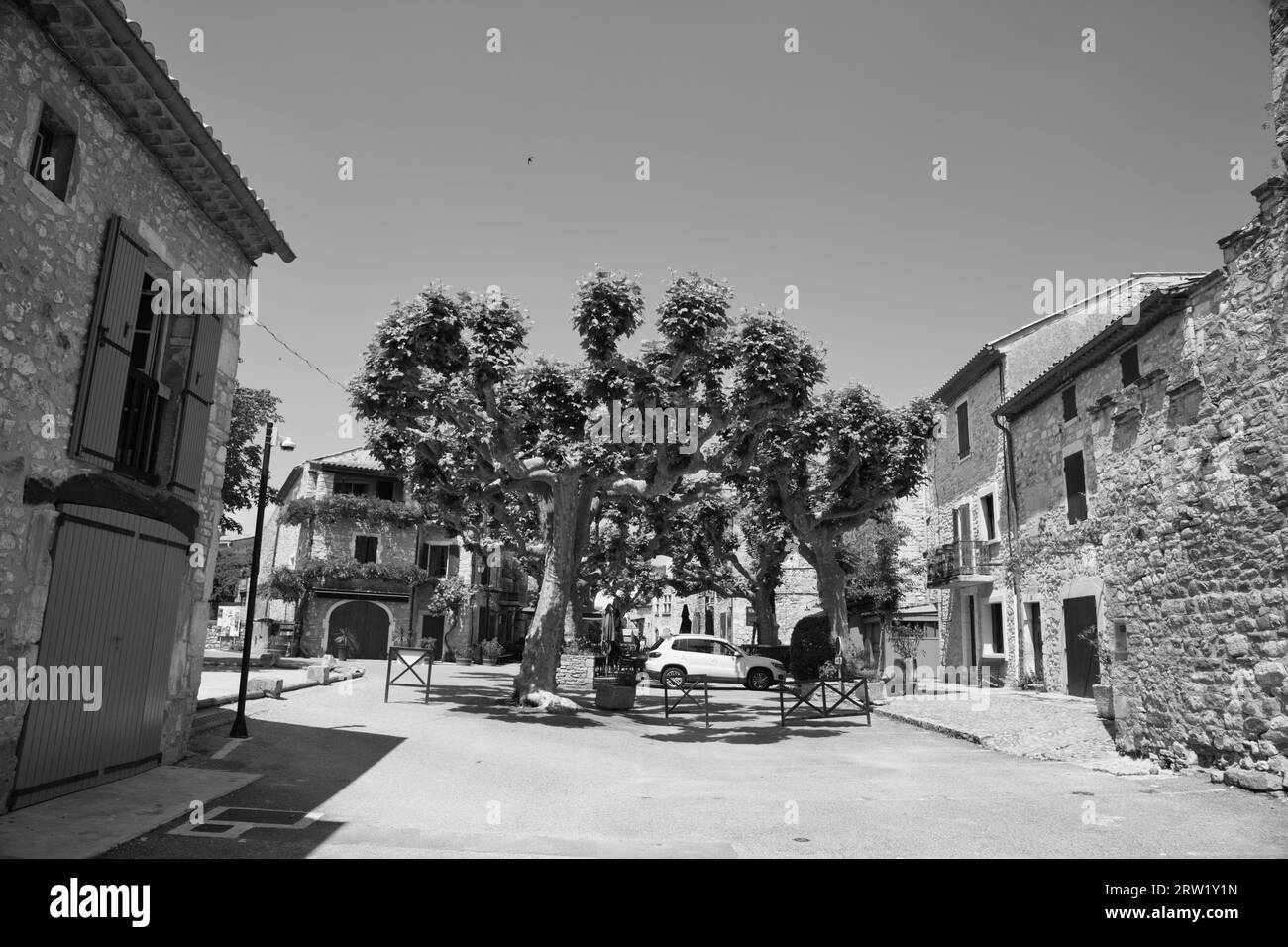 Une allée avec un arbre. Photographié dans la belle ville française d'Aiguèze. Banque D'Images