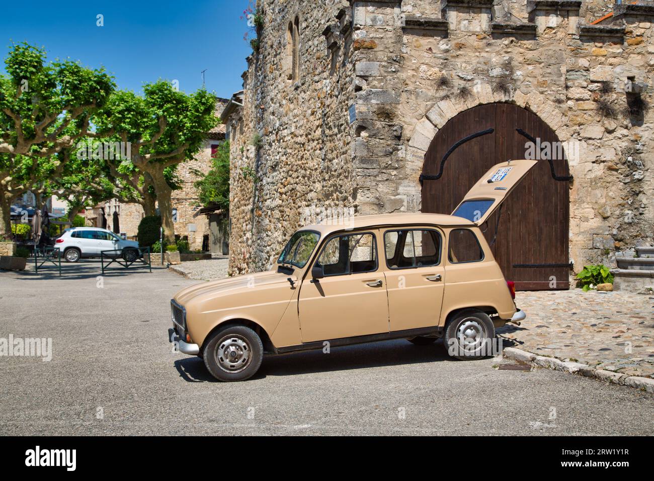 une vieille voiture française avec porte arrière ouverte Banque D'Images