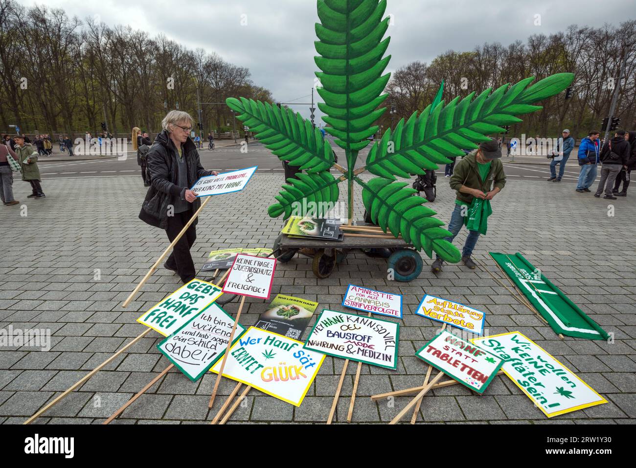 20.04.2023, Allemagne, Berlin, Berlin - manifestation pour la légalisation du cannabis à la porte de Brandebourg. Sous le slogan : décriminalisation maintenant, severa Banque D'Images