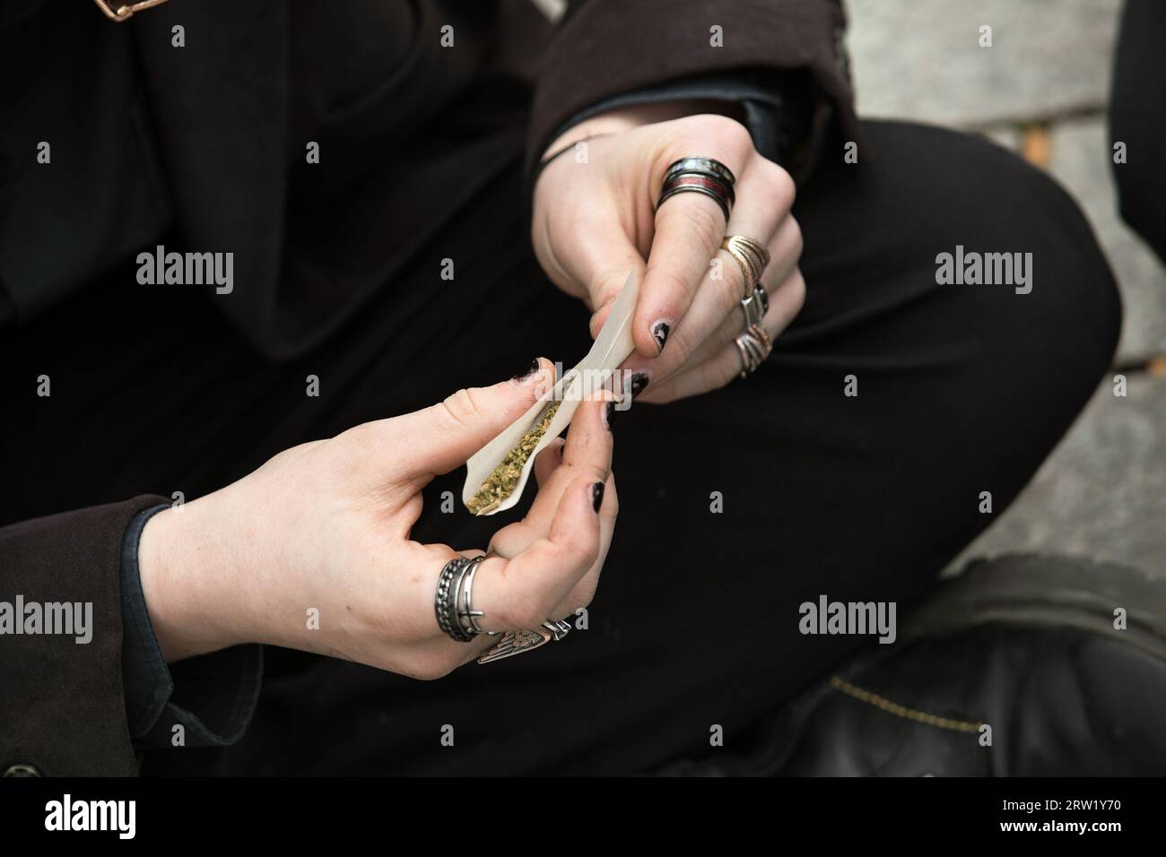 20.04.2023, Allemagne, Berlin, Berlin - manifestation pour la légalisation du cannabis à la porte de Brandebourg. Sous le slogan : décriminalisation immédiate Banque D'Images