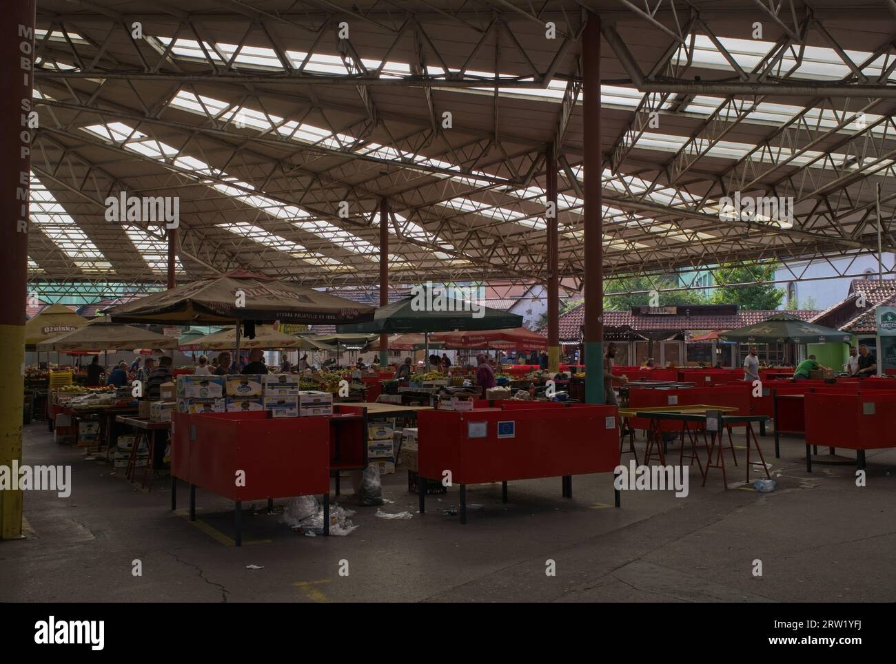 Zenica, Bosnie-Herzégovine - 13 septembre 2023 : le marché de la ville. Une promenade dans le centre de la ville de Zenica en fédération de Bosnie-Herzégovine dans un endroit ensoleillé Banque D'Images