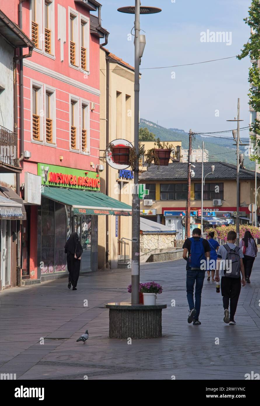 Zenica, Bosnie-Herzégovine - 13 septembre 2023 : une promenade dans le centre de la ville de Zenica dans la fédération de Bosnie-Herzégovine dans un après-midi d'été ensoleillé Banque D'Images