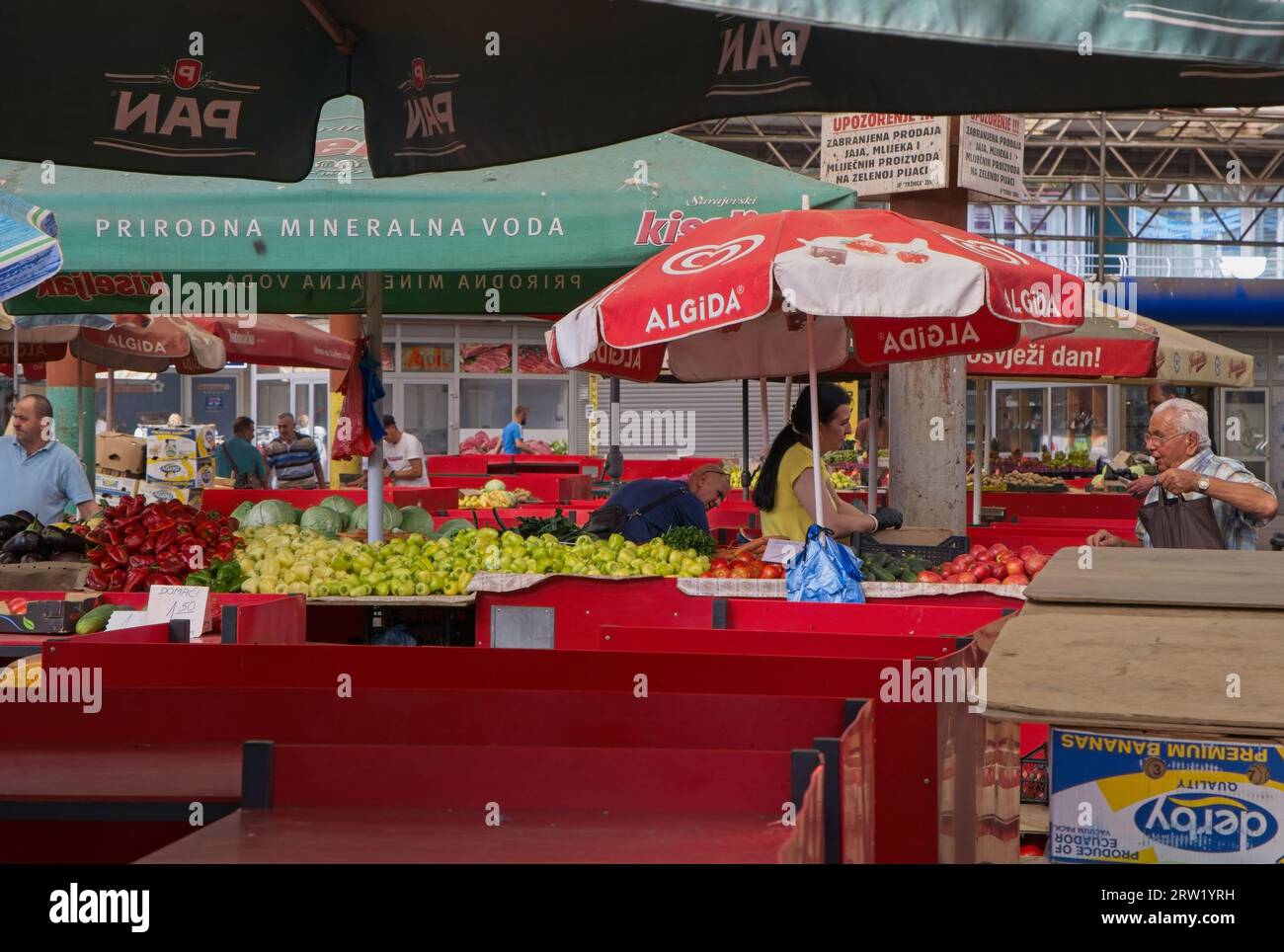 Zenica, Bosnie-Herzégovine - 13 septembre 2023 : le marché de la ville. Une promenade dans le centre de la ville de Zenica en fédération de Bosnie-Herzégovine dans un endroit ensoleillé Banque D'Images