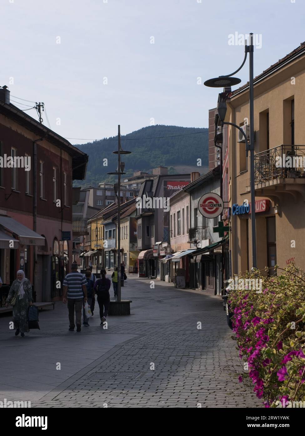 Zenica, Bosnie-Herzégovine - 13 septembre 2023 : une promenade dans le centre de la ville de Zenica dans la fédération de Bosnie-Herzégovine dans un après-midi d'été ensoleillé Banque D'Images