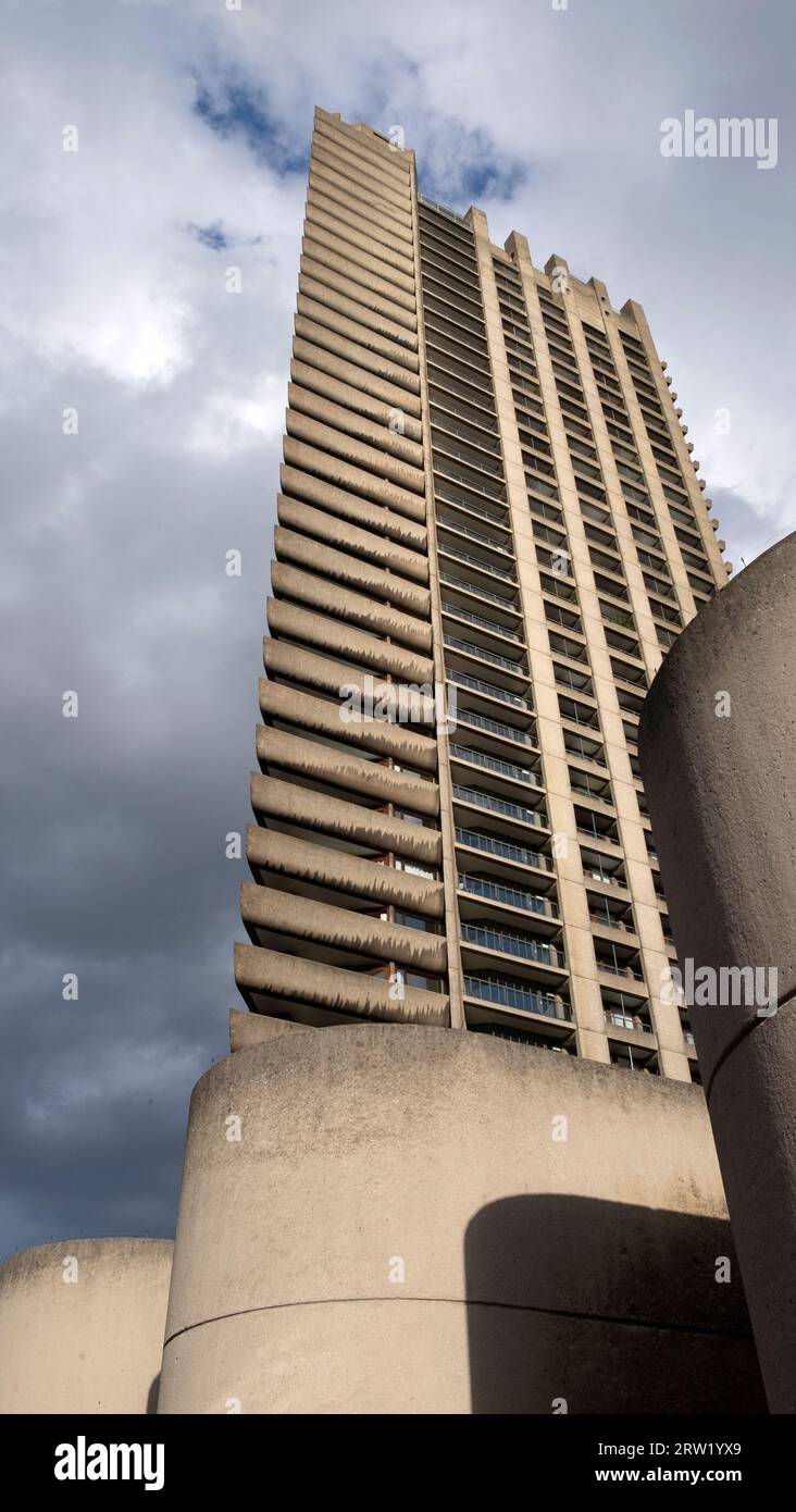 Vue extérieure à angle bas de Defoe House appartements tour appartements de luxe sur le domaine Barbican dans la ville de Londres Angleterre Royaume-Uni 2023 KATHY DEWITT Banque D'Images