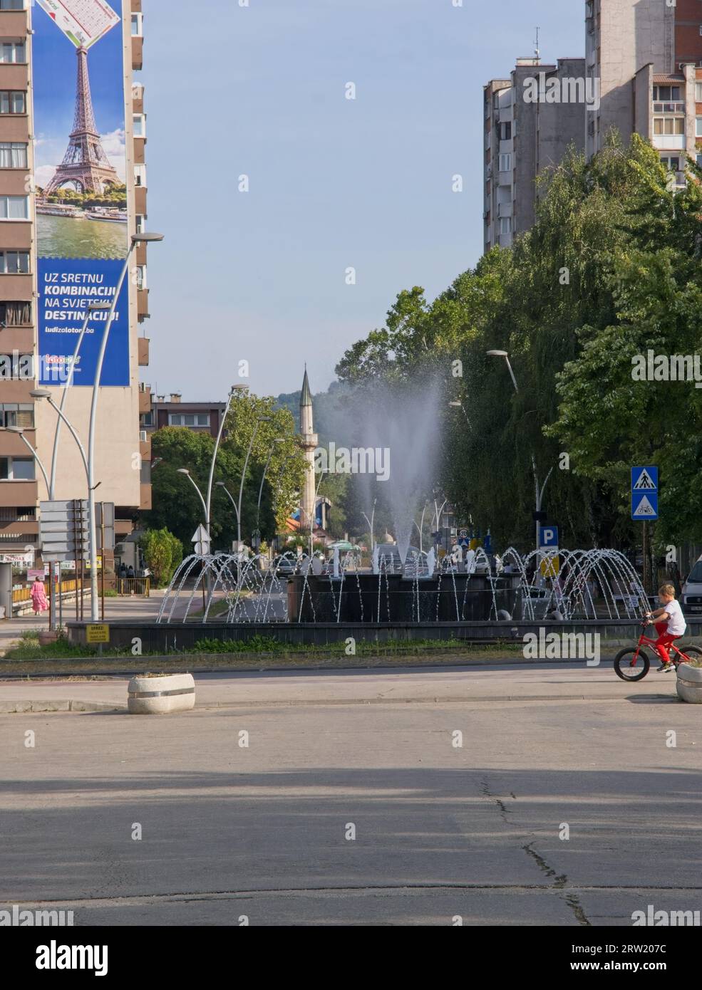 Zenica, Bosnie-Herzégovine - 13 septembre 2023 : une promenade dans le centre de la ville de Zenica dans la fédération de Bosnie-Herzégovine dans un après-midi d'été ensoleillé Banque D'Images