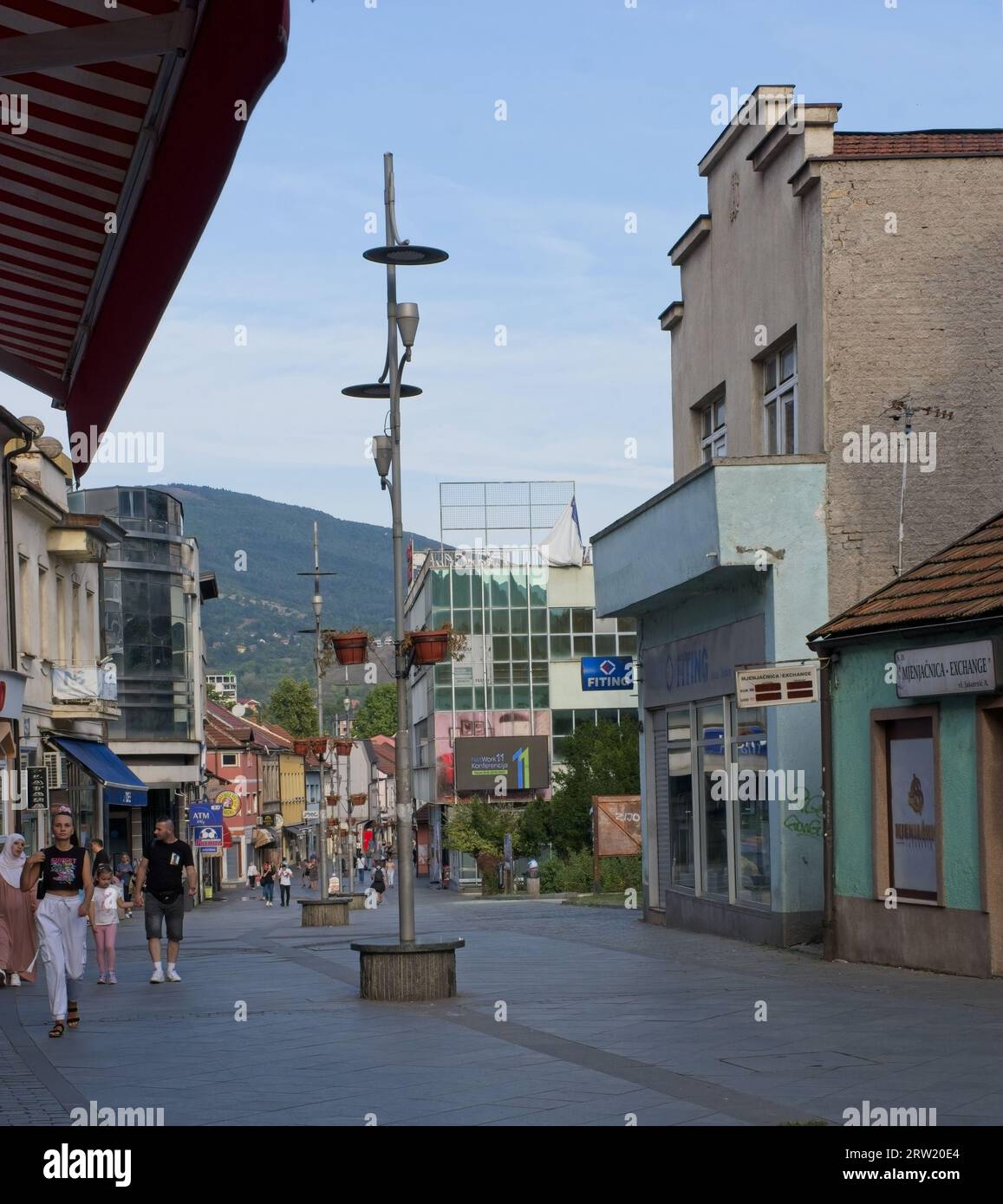Zenica, Bosnie-Herzégovine - 13 septembre 2023 : une promenade dans le centre de la ville de Zenica dans la fédération de Bosnie-Herzégovine dans un après-midi d'été ensoleillé Banque D'Images