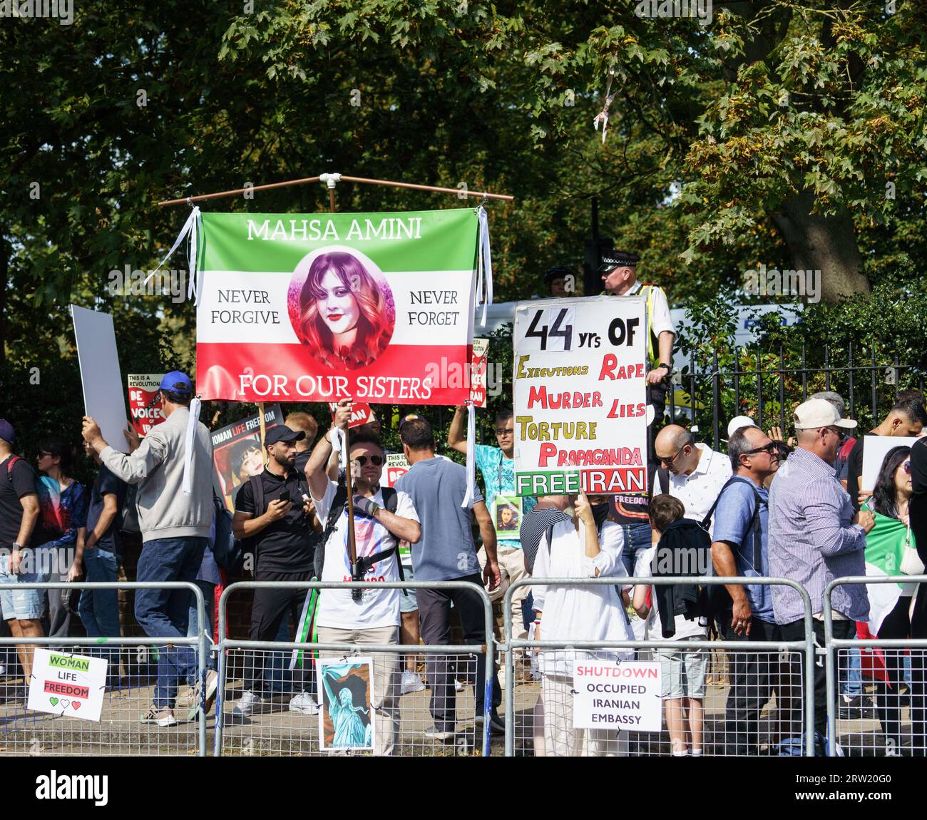 Londres, 16 septembre 2023. Les protestataires POUR LA LIBERTÉ DE VIE DES FEMMES célèbrent l’anniversaire de la mort de Mahsa Amini, une journaliste iranienne arrêtée par la police de la moralité à Téhéran pour ne pas porter le hijab « correctement », et décédée en détention dans une prison iranienne. Des rassemblements mondiaux sont organisés dans toutes les villes du monde pour montrer leur solidarité avec le peuple iranien qui souffre de l'oppression et de l'injustice aux mains du régime de la République islamique et de ses forces de sécurité. Bridget Catterall AlamyLiveNews. Banque D'Images