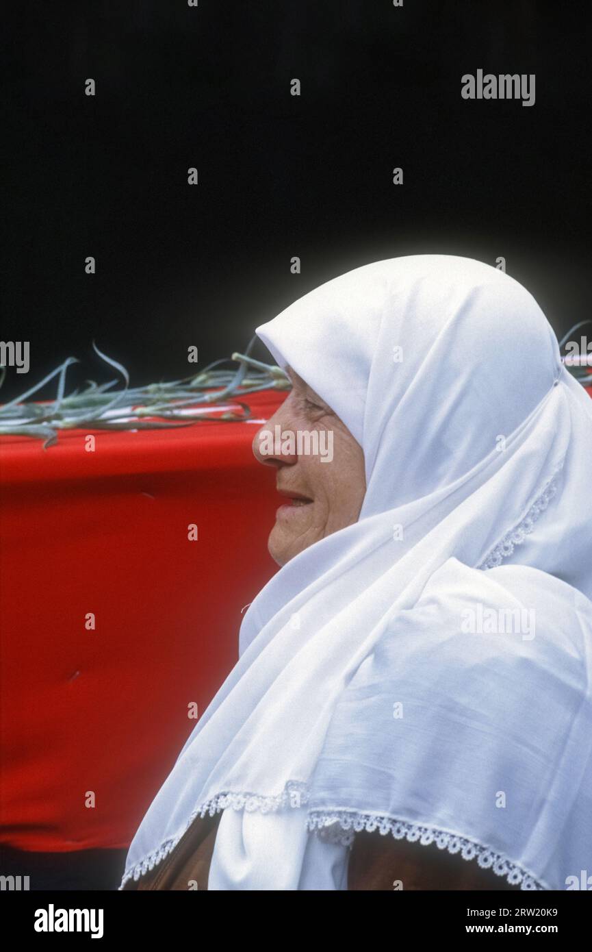 03.06.1993, Allemagne, Rhénanie du Nord-Westphalie, Koeln - Service funéraire pour les victimes de l'incendie criminel à Solingen (29.5,1993). Parents et amis Banque D'Images