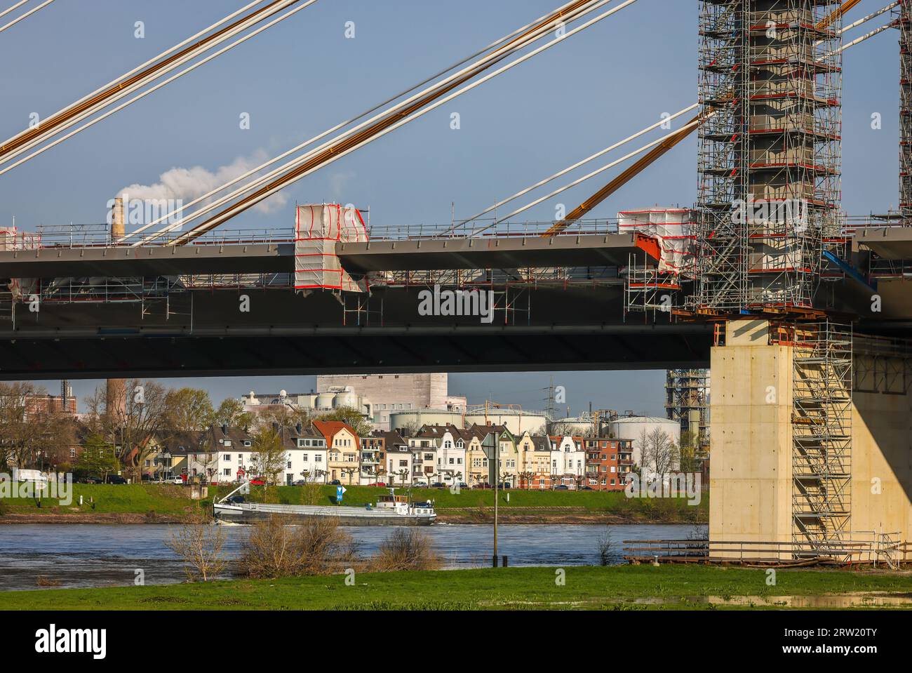 06.04.2023, Allemagne, Rhénanie du Nord-Westphalie, chantier de construction du pont sur le Rhin Duisbourg - Neuenkamp, reconstruction du pont autoroutier A40, nouveau pont i. Banque D'Images