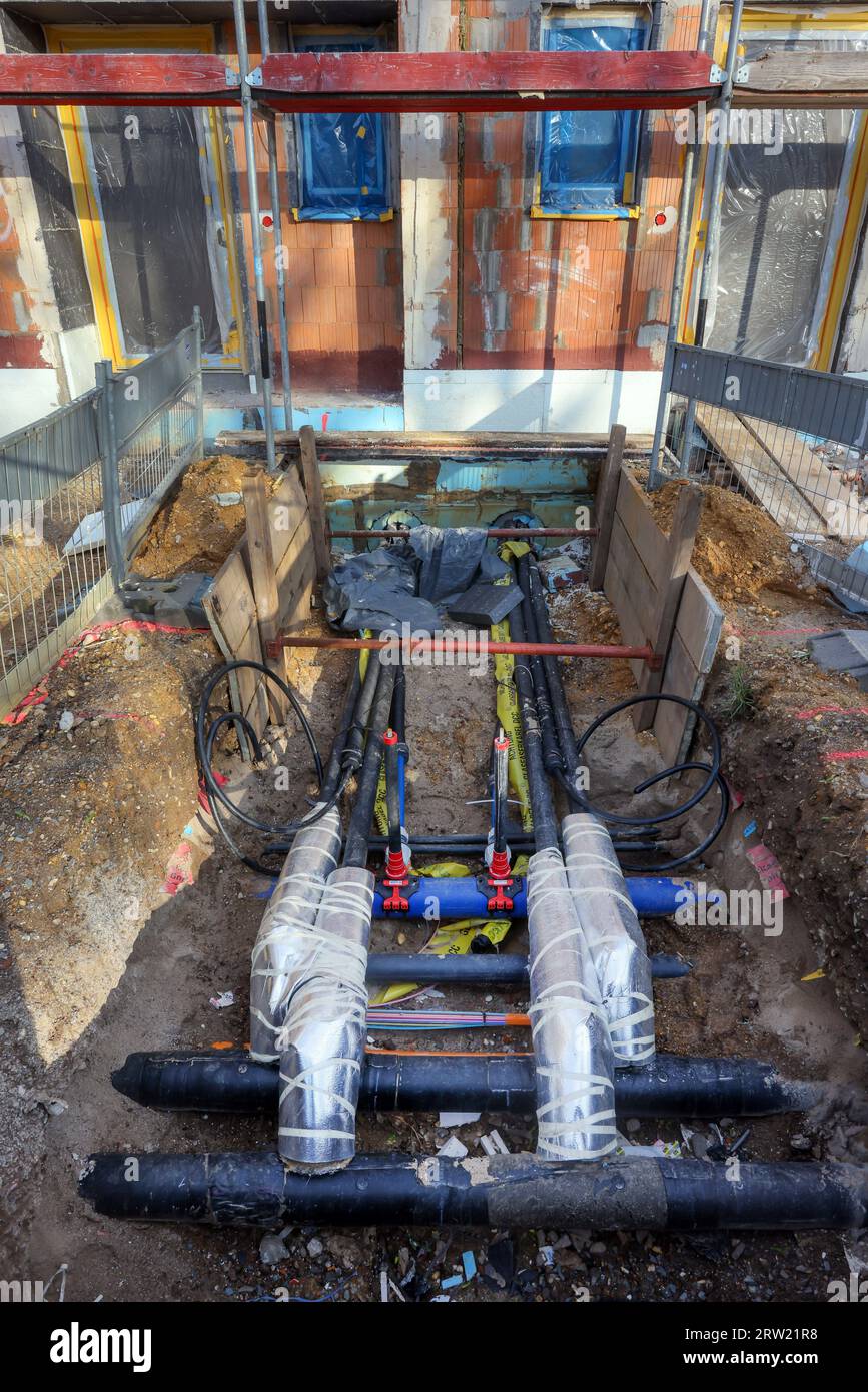 11.04.2023, Allemagne, Rhénanie du Nord-Westphalie, Duisbourg - connexions de maisons, construction de logements dans de nouvelles zones de construction, nouveaux quartiers de construction avec sin Banque D'Images