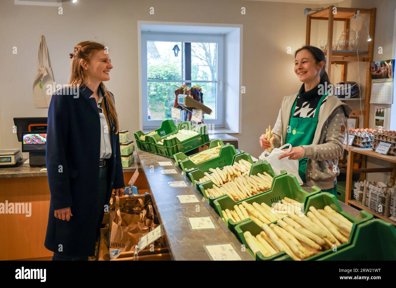 12.04.2023, Allemagne, Rhénanie du Nord-Westphalie, Wesel - Un client achète des asperges dans le magasin de la ferme, ici à l'occasion d'un événement de presse pour l'ouverture Banque D'Images 12.04.2023, Allemagne, Rhénanie du Nord-Westphalie, Wesel - Un client achète des asperges dans le magasin de la ferme, ici à l'occasion d'un événement de presse pour l'ouverture Banque D'Images