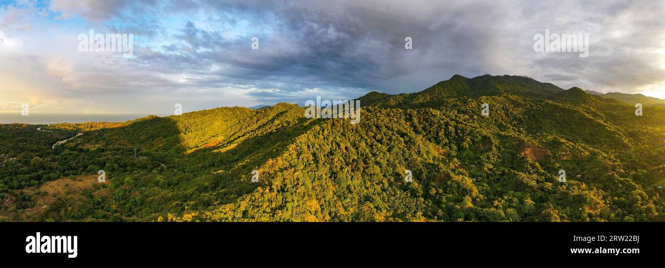 Vue aérienne de la nature et des collines de Santa Marta par Tayrona National Park en Colombie. Banque D'Images