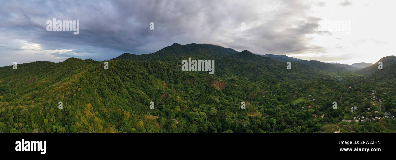 Vue aérienne de la nature et des collines de Santa Marta par Tayrona National Park en Colombie. Banque D'Images