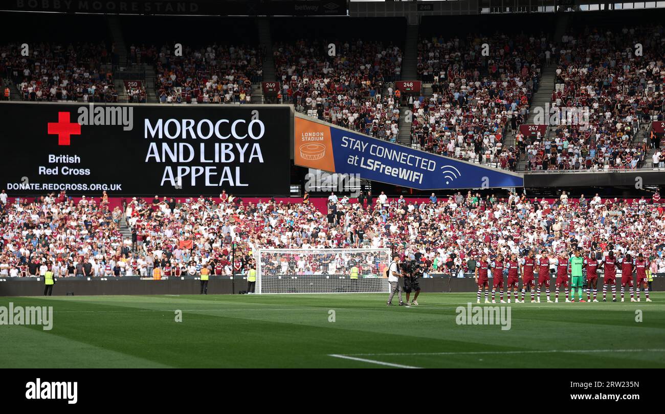 Les joueurs, les officiels et les supporters observent une minute de silence pour les victimes du récent tremblement de terre au Maroc et des inondations en Libye lors du match de Premier League au London Stadium, à Londres. Date de la photo : Samedi 16 septembre 2023. Banque D'Images