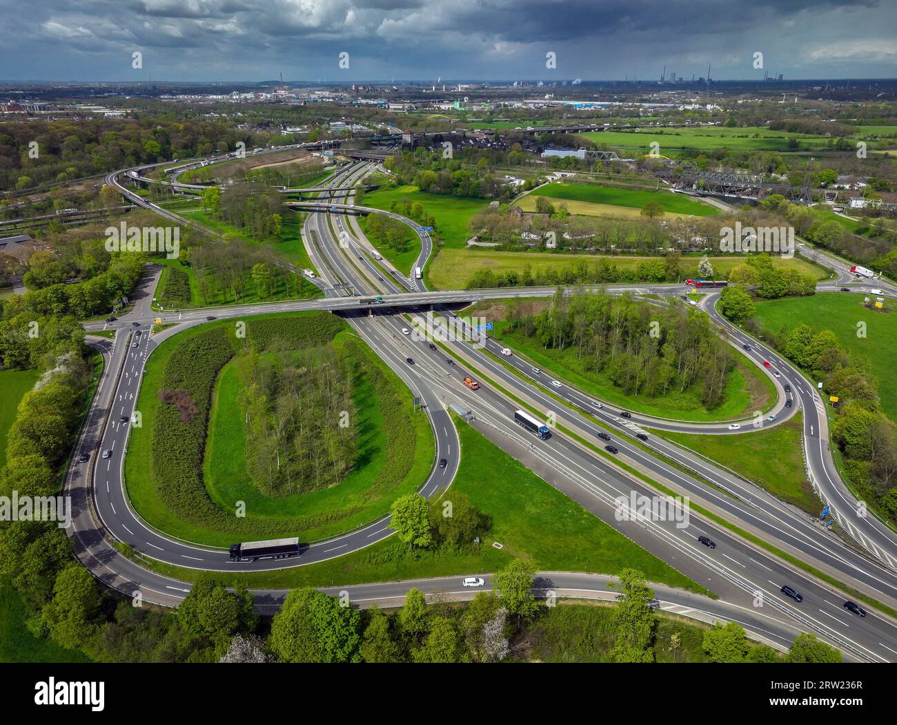 25.04.2023, Allemagne, Rhénanie du Nord-Westphalie, Duisburg - Ruhr paysage à la jonction de l'autoroute Kaiserberg, la jonction relie le moteur fédéral A3 Banque D'Images