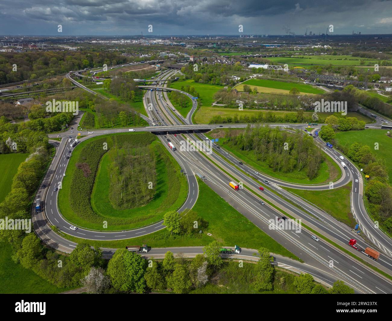 25.04.2023, Allemagne, Rhénanie du Nord-Westphalie, Duisburg - Ruhr paysage à la jonction de l'autoroute Kaiserberg, la jonction relie le moteur fédéral A3 Banque D'Images