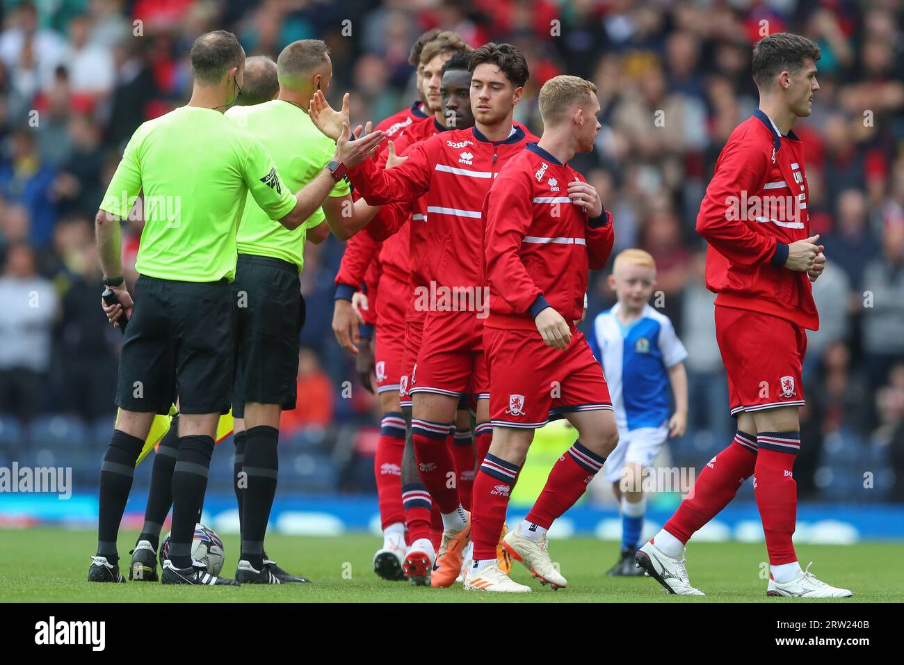 Blackburn, Royaume-Uni. 16 septembre 2023. Les joueurs de Middlesbrough serrent la main aux officiels lors du Sky Bet Championship Match Blackburn Rovers vs Middlesbrough à Ewood Park, Blackburn, Royaume-Uni, le 16 septembre 2023 (photo de Gareth Evans/News Images) à Blackburn, Royaume-Uni le 9/16/2023. (Photo Gareth Evans/News Images/Sipa USA) crédit : SIPA USA/Alamy Live News Banque D'Images